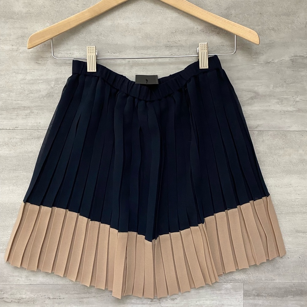 New with tag. Club Monaco blue and beige pleated two tone skirt XS/S